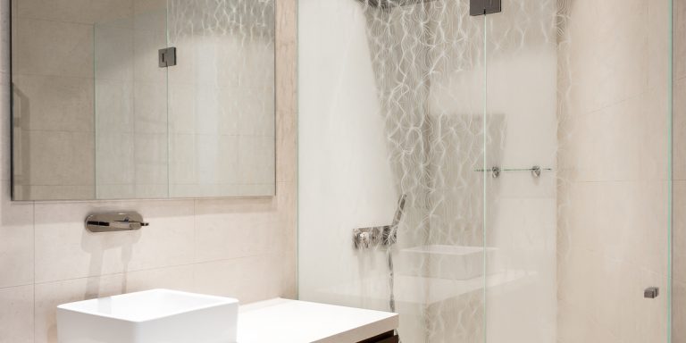 DecorDesign. Shower screen in Merletto pattern landscape