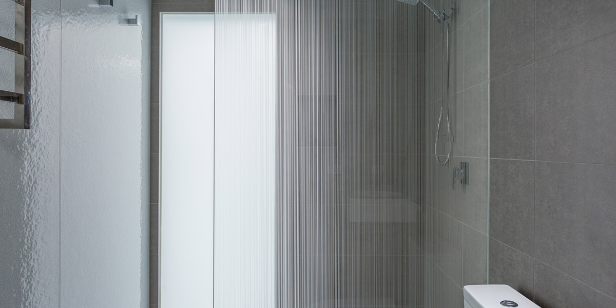 DecorDesign. Shower screen in Strip pattern detail