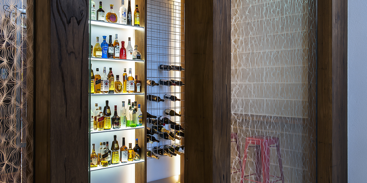 DecorDesign. Wine cellar glass screen in Merletto pattern 3 qtr shot