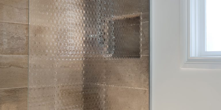 Formed Vision. Shower screen in Petite Square