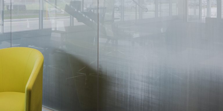 SEFAR mesh laminated glass partition AL 260 25. Glassworks office